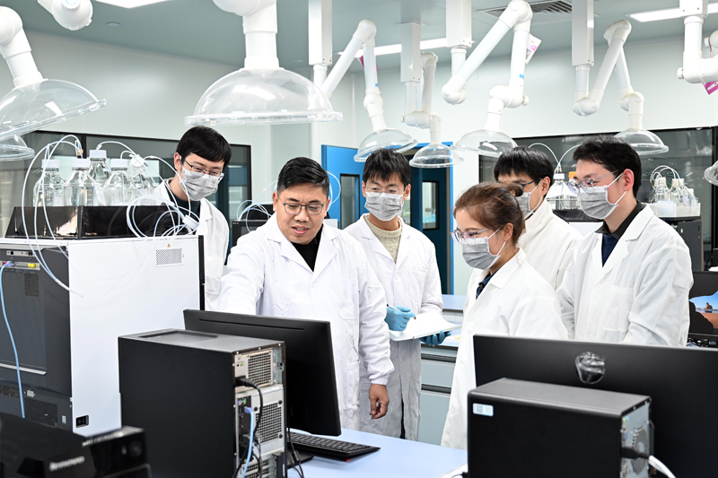 【喜报！必赢bwin线路检测中心李召广博士荣获“江苏省五一劳动奖章”】的配图